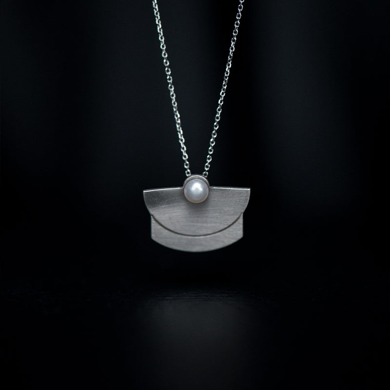 DELPHI PEARL NECKLACE